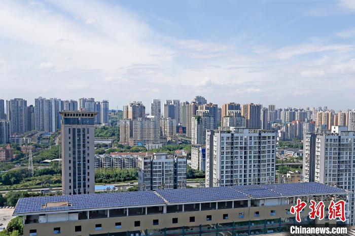 圖為輝騰能源在重慶市九龍坡區(qū)留學生創(chuàng)業(yè)園屋頂建設的光伏發(fā)電示范項目。　受訪企業(yè)供圖