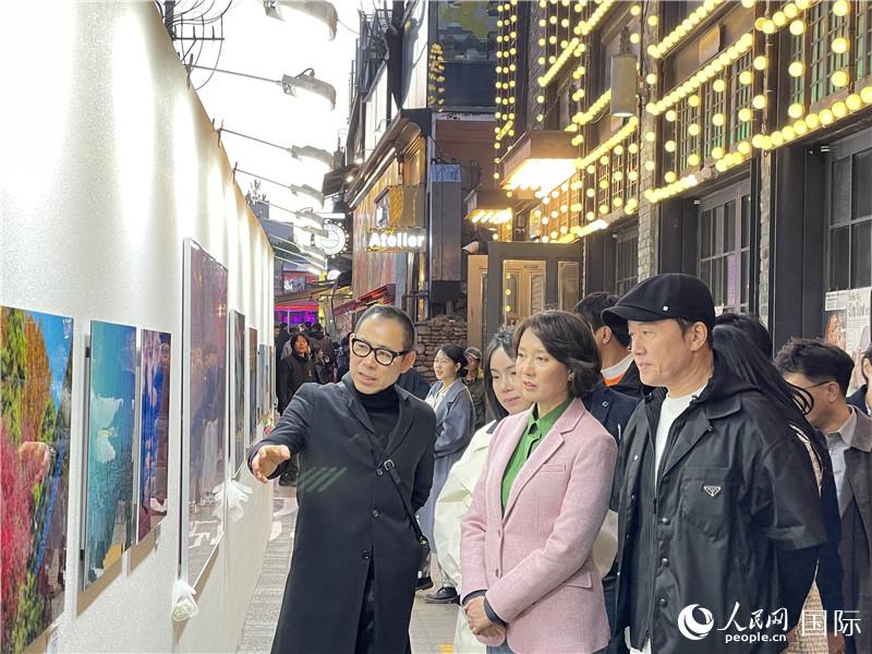 韓國(guó)中小風(fēng)險(xiǎn)企業(yè)部長(zhǎng)官李永參觀梨泰院街頭藝術(shù)展。實(shí)習(xí)生 許鵬飛攝