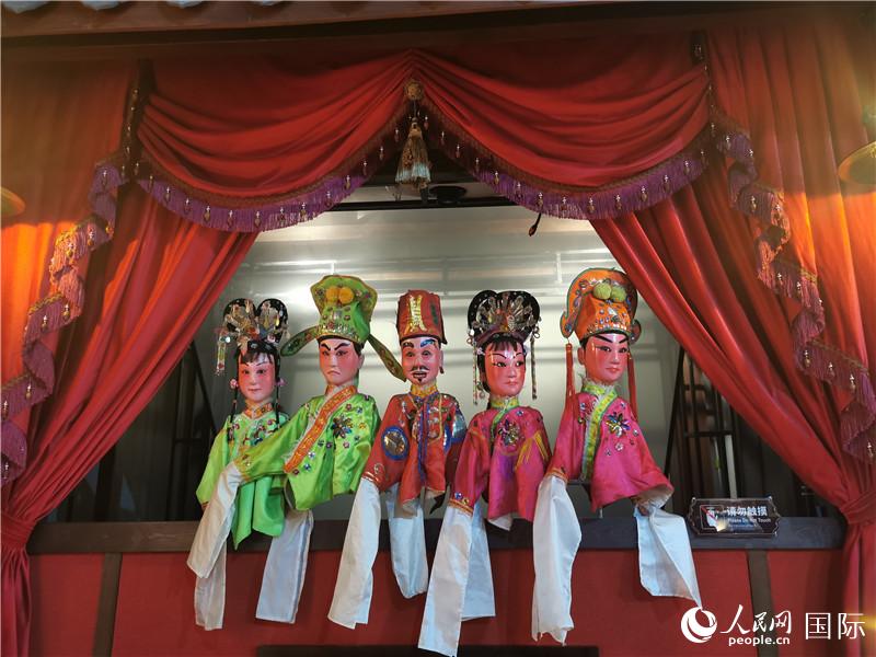 3D公仔戲臺。人民網(wǎng)記者 符園園攝