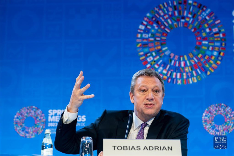 4月11日，在美國華盛頓，IMF貨幣與資本市場部主任托比亞斯·阿德里安出席記者會。新華社記者 劉杰 攝