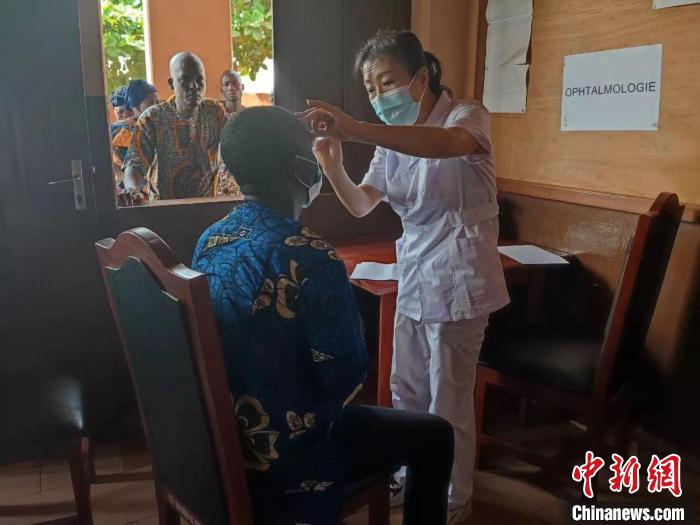 義診現(xiàn)場(chǎng)?！≈袊?guó)(寧夏)第26批援貝寧醫(yī)療隊(duì) 供圖