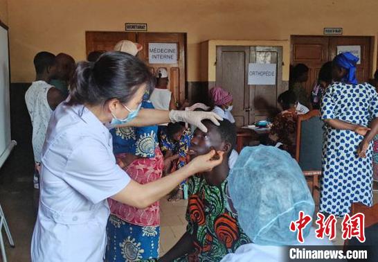 義診現(xiàn)場(chǎng)?！≈袊?guó)(寧夏)第26批援貝寧醫(yī)療隊(duì) 供圖