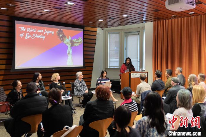 4月11日，紐約市立大學(xué)麥考利榮譽(yù)學(xué)院院長達(dá)拉·伯恩主持劉士銘雕塑作品《想飛的人》收藏揭幕儀式?！⑹裤懰囆g(shù)基金會(huì) 供圖