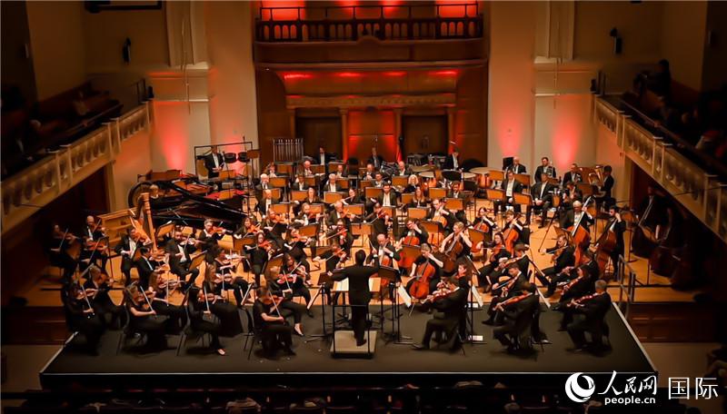 “東西之間”交響音樂會在倫敦舉辦。人民網(wǎng) 郭錦標攝