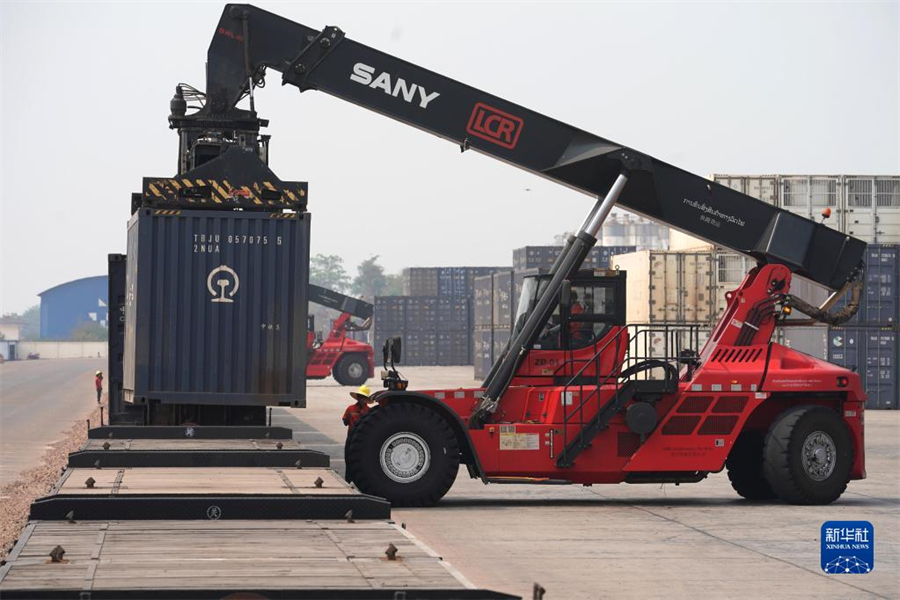 4月15日，老中鐵路有限公司的工人在老撾萬象南站裝載貨物。萬象南站是中老鐵路老撾段主要貨運(yùn)站，靠近老撾與泰國邊境。因其獨(dú)特的地理位置和物流轉(zhuǎn)運(yùn)配送區(qū)位優(yōu)勢，萬象南站成為中老泰等國貨物中轉(zhuǎn)的“旱碼頭”。新華社記者 邢廣利 攝