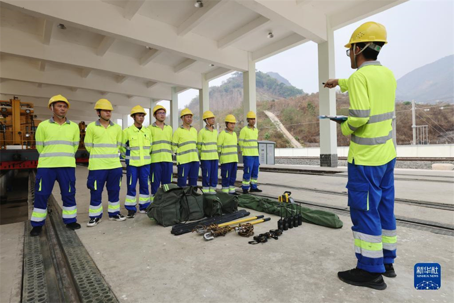 4月17日，瑯勃拉邦維保管理中心的工人在老撾瑯勃拉邦站附近進行接觸網(wǎng)維修保養(yǎng)演練。瑯勃拉邦維保管理中心由中國鐵路昆明局集團公司普洱基礎(chǔ)設(shè)施段按異地車間管理，根據(jù)昆明鐵路局與老中鐵路有限公司簽訂的中老鐵路固定設(shè)備維管合同，負(fù)責(zé)老撾境內(nèi)磨丁至萬象南段工務(wù)、供電、信號等固定設(shè)備養(yǎng)護維修及管理工作。新華社記者 邢廣利 攝