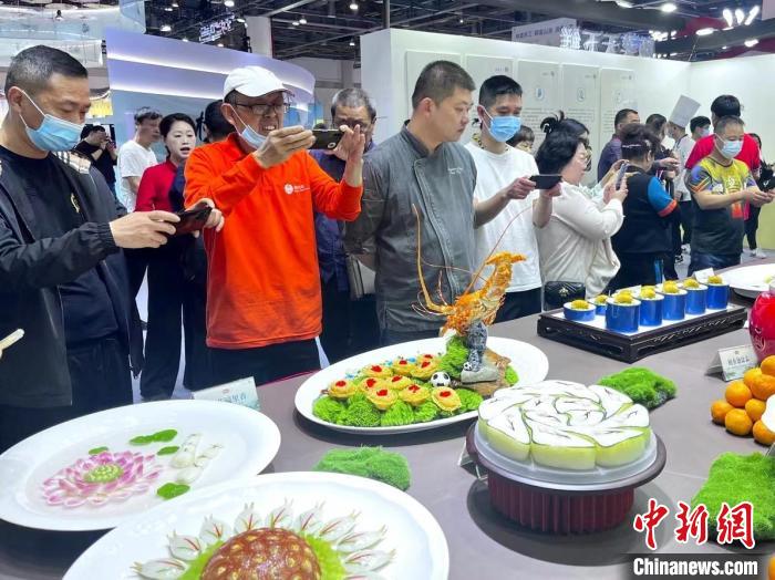 游客對展品充滿興趣?！⊥糨W文 攝