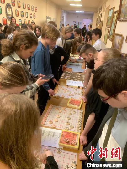 4月21日，莫斯科國立語言大學(xué)孔子學(xué)院附屬中學(xué)舉辦“國際中文日”活動，學(xué)生們學(xué)習(xí)中國象棋?！∧箍茋⒄Z言大學(xué)孔子學(xué)院 供圖