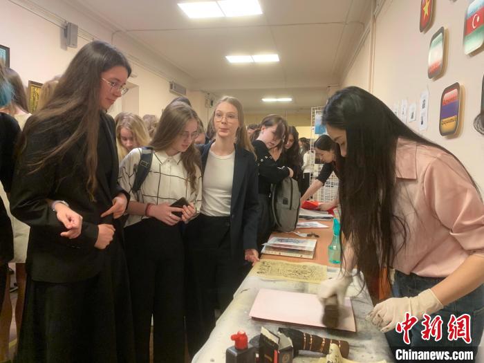 4月21日，莫斯科國立語言大學(xué)孔子學(xué)院附屬中學(xué)舉辦“國際中文日”活動，學(xué)生們體驗雕版印刷?！∧箍茋⒄Z言大學(xué)孔子學(xué)院 供圖