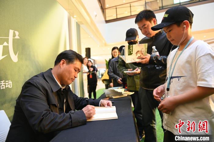 薛濤進(jìn)行圖書簽售?！∮诤Ｑ?攝