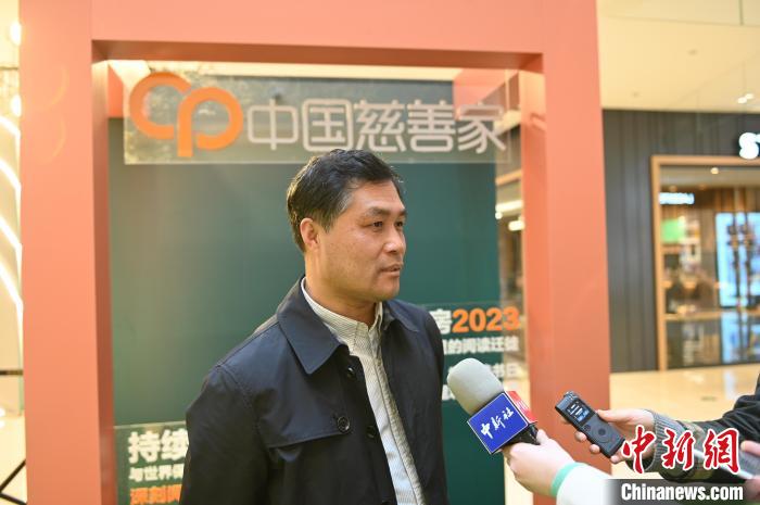 薛濤接受采訪?！∮诤Ｑ?攝