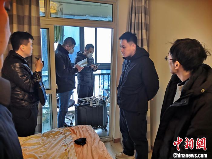 丹東市公安局民警抓捕犯罪嫌疑人，在其家中進行搜查?！〉|市公安局供圖