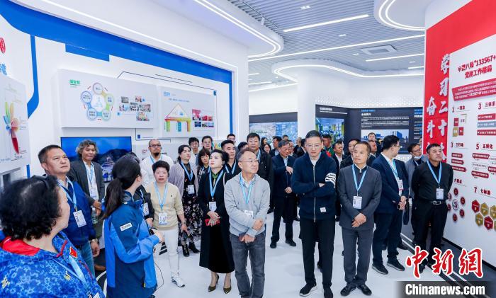 僑商、僑胞們考察金漪湖科創(chuàng)智造平臺重大基礎設施項目。　主辦方供圖