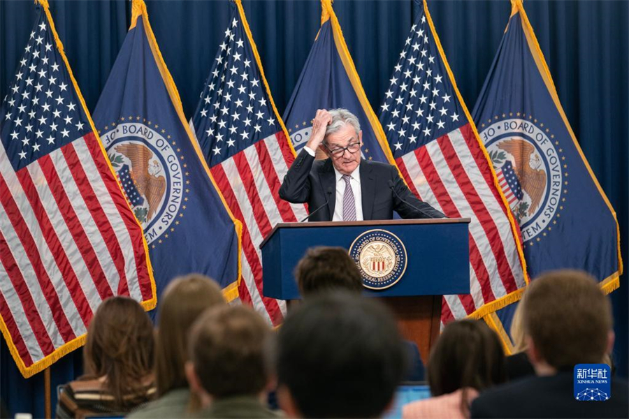 5月3日，美國聯(lián)邦儲備委員會主席鮑威爾在華盛頓出席新聞發(fā)布會。美國聯(lián)邦儲備委員會3日結(jié)束為期兩天的貨幣政策會議，宣布再次將聯(lián)邦基金利率目標(biāo)區(qū)間上調(diào)25個基點到5%至5.25%之間。新華社記者劉杰攝