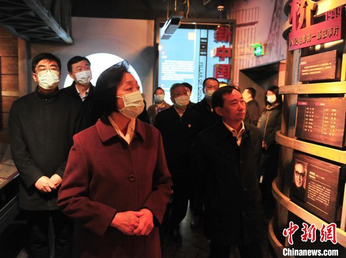 臺盟中央主席蘇輝近日率調(diào)研組赴吉林開展重點考察調(diào)研。圖為在長影舊址博物館考察吉林特色文化產(chǎn)業(yè)發(fā)展?！「啐埌?攝