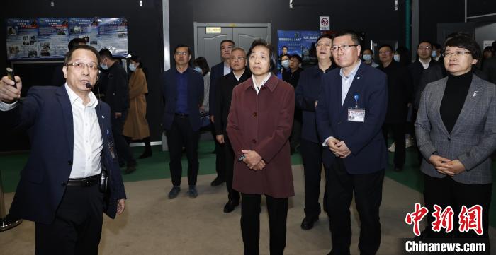 臺盟中央主席蘇輝近日率調(diào)研組赴吉林、遼寧開展重點考察調(diào)研。圖為在中航工業(yè)沈陽飛機設(shè)計研究所調(diào)研?！∨_盟中央供圖