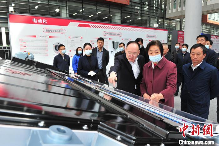 臺盟中央主席蘇輝近日率調(diào)研組赴吉林開展重點考察調(diào)研。圖為在中國第一汽車集團有限公司調(diào)研?！「啐埌?攝