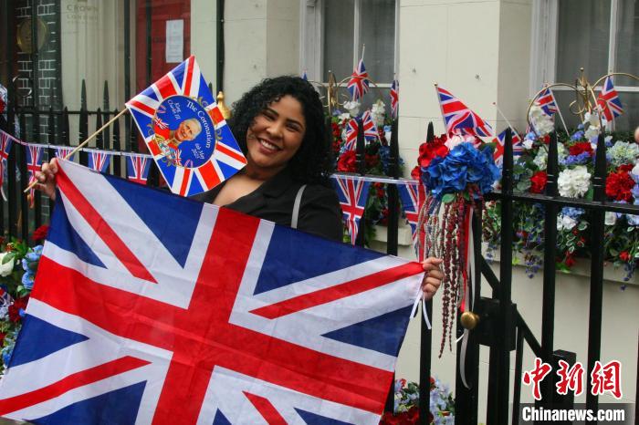 當?shù)貢r間5月6日，英國國王查爾斯三世的加冕儀式舉行。圖為前往觀禮區(qū)的民眾。　張平 攝