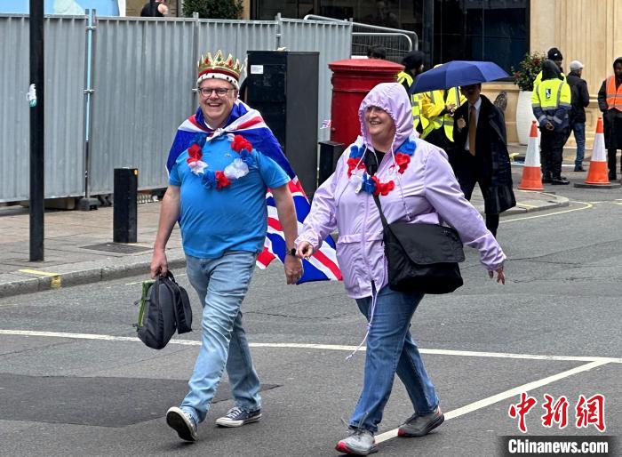 當?shù)貢r間5月6日，英國國王查爾斯三世的加冕儀式舉行。圖為前往觀禮區(qū)的民眾?！W陽開宇 攝