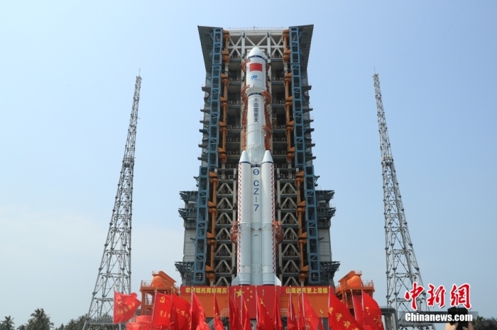 圖為轉(zhuǎn)運現(xiàn)場。攝影 邱立軍 黃國暢