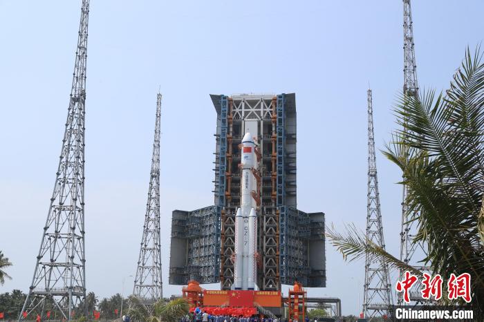 北京時(shí)間5月7日，天舟六號貨運(yùn)飛船與長征七號遙七運(yùn)載火箭組合體垂直轉(zhuǎn)運(yùn)至發(fā)射區(qū)。　邱立軍 黃國暢 攝
