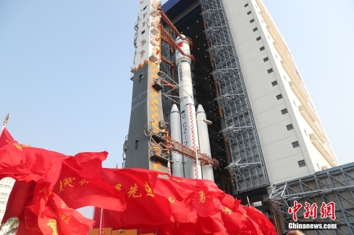 圖為轉(zhuǎn)運(yùn)現(xiàn)場(chǎng)。攝影 邱立軍 黃國(guó)暢