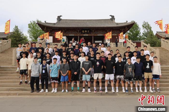 比賽結(jié)束后，兩岸學(xué)生參訪高平炎帝陵?！≈鬓k方供圖