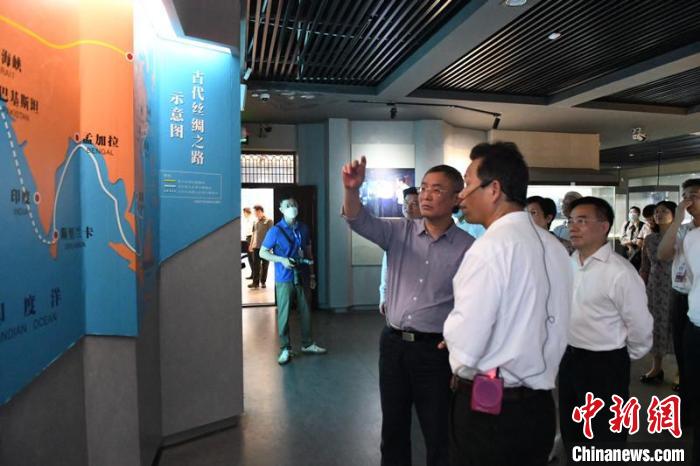 圖為蔡達峰一行在合浦漢代文化博物館考察?！×趾?攝