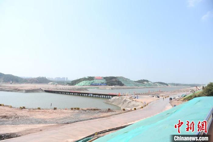 圖為平陸運河青年樞紐工程項目現(xiàn)場?！×趾?攝