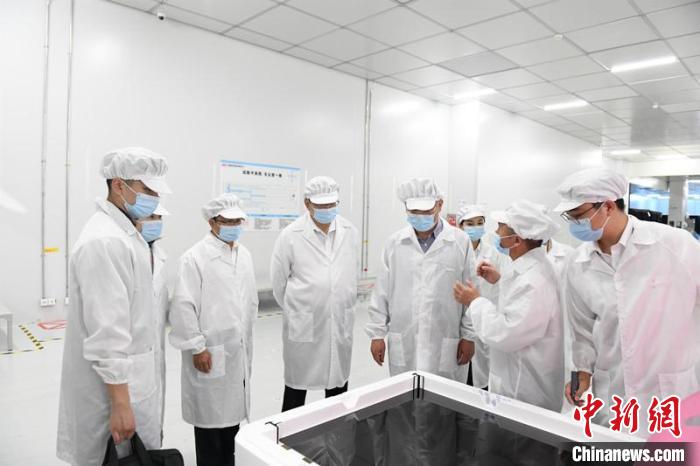 圖為蔡達峰一行在惠科電子(北海)科技產業(yè)園調研?！×趾?攝