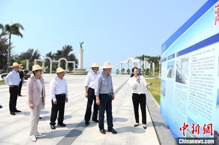 圖為蔡達峰一行了解北海銀灘景區(qū)改造提升工程情況。　林浩 攝
