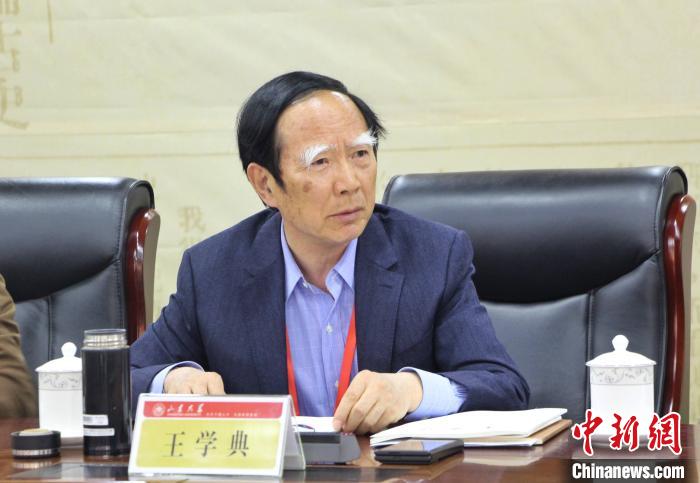 山東大學(xué)儒學(xué)高等研究院執(zhí)行院長(zhǎng)、《文史哲》雜志主編王學(xué)典主持首場(chǎng)主題發(fā)言?！≮w曉 攝