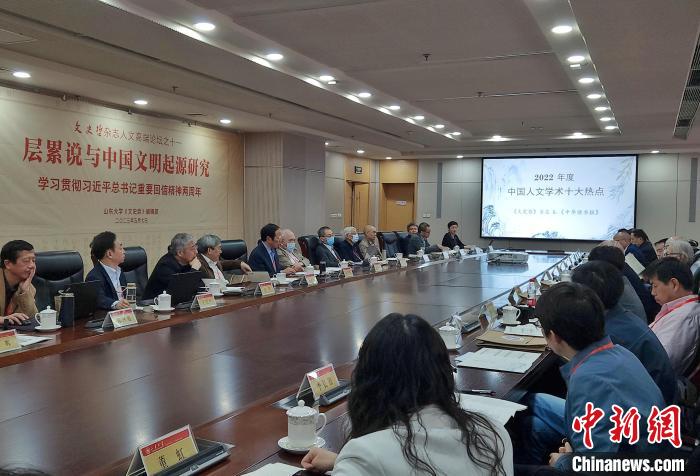 2022年度“中國(guó)人文學(xué)術(shù)十大熱點(diǎn)”在現(xiàn)場(chǎng)發(fā)布?！≮w曉 攝