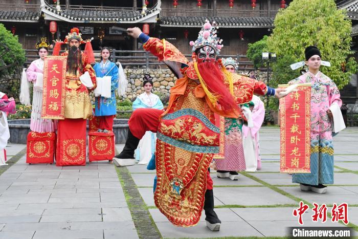 “00后”戲曲演員在楓香瑤寨表演溆浦辰河目連戲?！钊A峰 攝