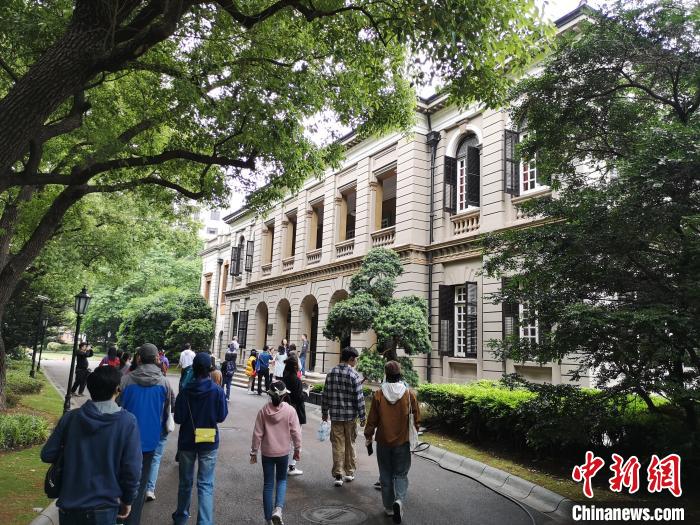 新階層人士參觀英國(guó)駐滬領(lǐng)事館?！》队畋?攝