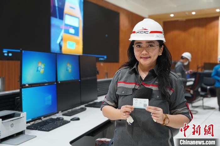 5月8日，客票系統(tǒng)負(fù)責(zé)人展示樣票。趙玅圓 攝