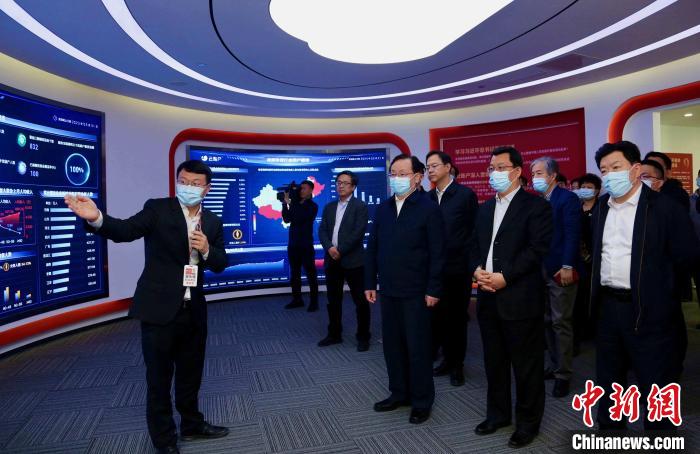 致公黨中央主席蔣作君率調(diào)研組赴天津開展重點考察調(diào)研。圖為在云賬戶共享經(jīng)濟信息咨詢有限公司調(diào)研?！⒖∩n 攝