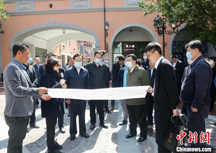 致公黨中央主席蔣作君近日率調(diào)研組赴天津開展重點考察調(diào)研。圖為在佛羅倫薩小鎮(zhèn)調(diào)研。　劉俊蒼 攝