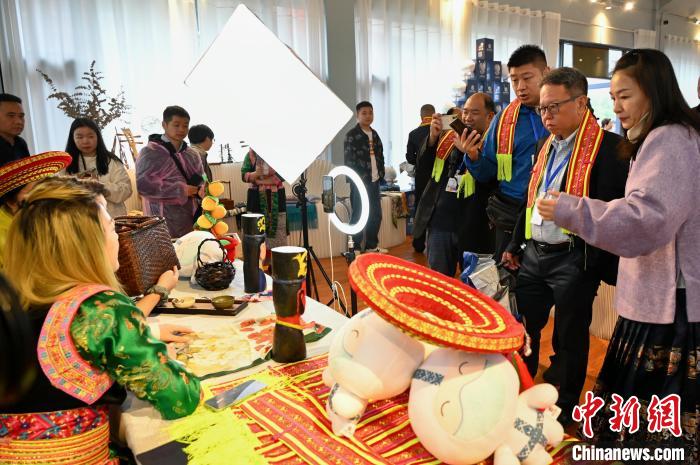 東盟國家媒體記者了解雪峰山非遺出海直播?！堊?攝