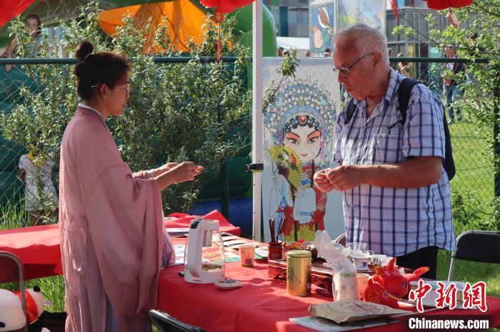 當(dāng)?shù)孛癖妳⒓又袊?guó)茶介紹和品茶活動(dòng)?！◆斻肟鬃訉W(xué)院供圖