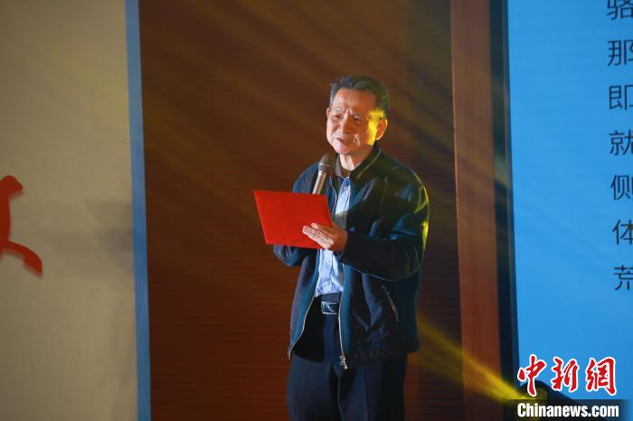 臺灣詩人白靈帶來了一首自創(chuàng)的詩歌《大戈壁》?！￠}南師范大學供圖