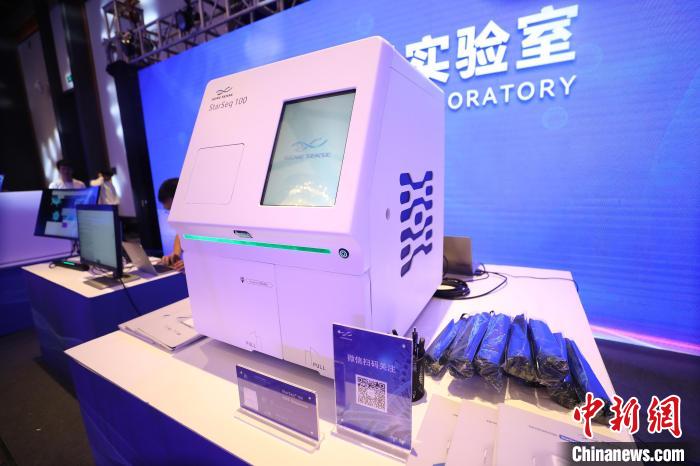 圖為發(fā)布會上展示的科技產(chǎn)品?！±祖I 攝