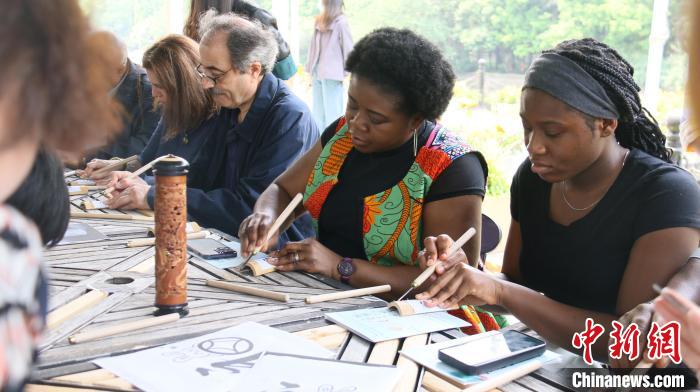 外交官們體驗(yàn)嘉定竹刻?！∪A東師范大學(xué)供圖