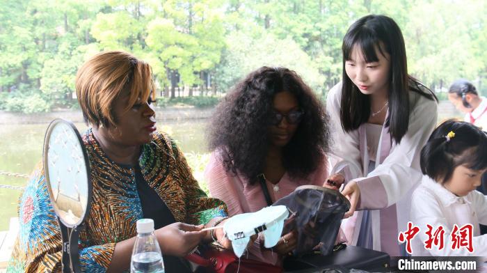 外交官們體驗(yàn)做團(tuán)扇?！∪A東師范大學(xué)供圖