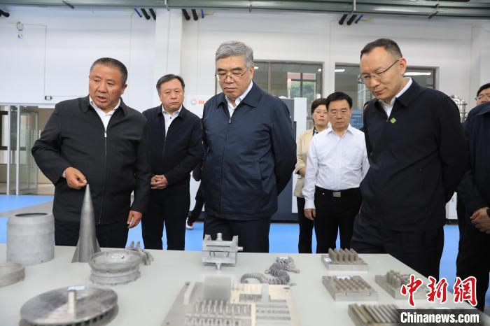 民進(jìn)中央常務(wù)副主席朱永新率調(diào)研組赴四川開(kāi)展重點(diǎn)考察調(diào)研。圖為在四川工程職業(yè)技術(shù)學(xué)院考察調(diào)研?！∶襁M(jìn)中央供圖