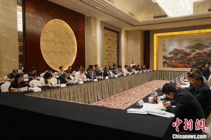 民進(jìn)中央主席蔡達(dá)峰近日率調(diào)研組赴江蘇開(kāi)展重點(diǎn)考察調(diào)研。圖為在調(diào)研座談會(huì)現(xiàn)場(chǎng)?！∶襁M(jìn)中央供圖