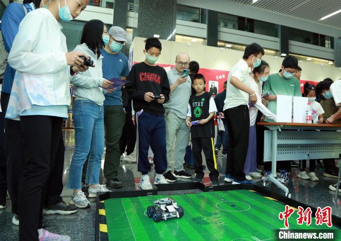 中科院計算所“神計妙算”公眾科學(xué)日活動現(xiàn)場?！≈锌圃河嬎闼?供圖