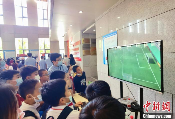 中科院自動化所“自動化之光”公眾科學(xué)日活動現(xiàn)場。　中科院自動化所 供圖