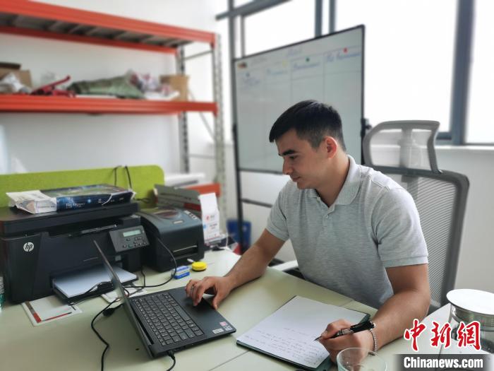 李浩宇正在辦公。　黨田野 攝