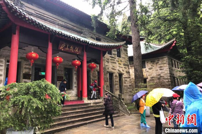 圖為在廬山抗戰(zhàn)博物館外，有不少等待參觀的游客。　吳鵬泉 攝